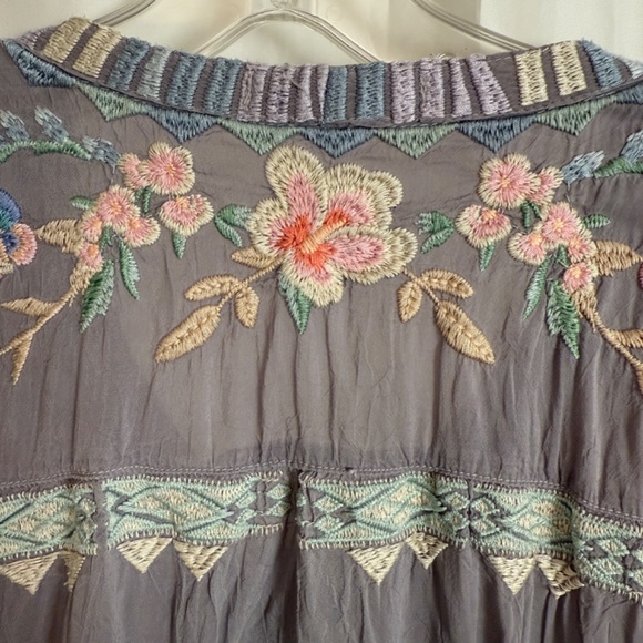 Johnny Was Short Sleeve Gray Pull-Over Shirt Colorful Embroidered Flowers Medium - Picture 7 of 14